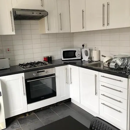 Pleasant Two Bed-Room Flat Near Portobello Market